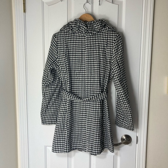Talie Houndstooth Button Down Belted Coat - Picture 2 of 6